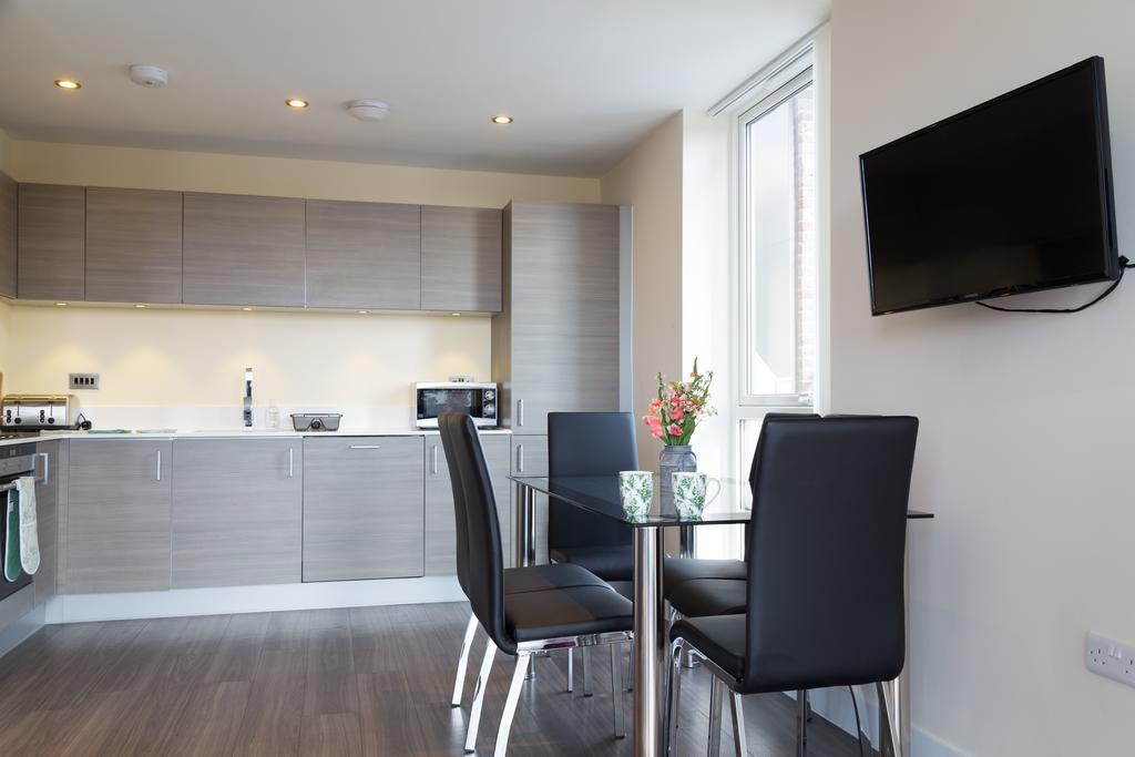 Contemporary & Homely Penthouse, 2 Mins Walk From Cambridge Station, Lift Access, Secured Gated On-Site Parking, Self Check-In, Super Fast Wifi, Terrace & Sleeps 6 Exterior foto